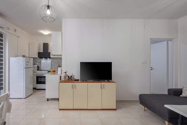 Standard Apartment, Multiple Bedrooms, Mountainside (Terrazza Grande Apartment) | Living area | 21-inch flat-screen TV with digital channels