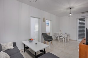 Standard Apartment, Multiple Bedrooms, Mountainside (Terrazza Grande Apartment) | Ruang tamu | 21 inci televisyen skrin rata dengan digital 