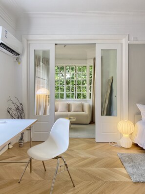 Comfort Suite, City View | Living area