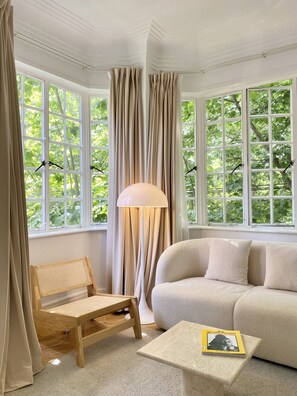 Svit Comfort - utsikt mot staden | Vardagsrum