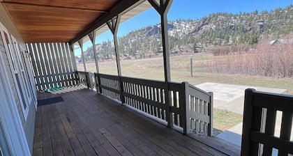 Near Stickney Creek boat launch-2 bedroom, 2 full bath house with private pond.
