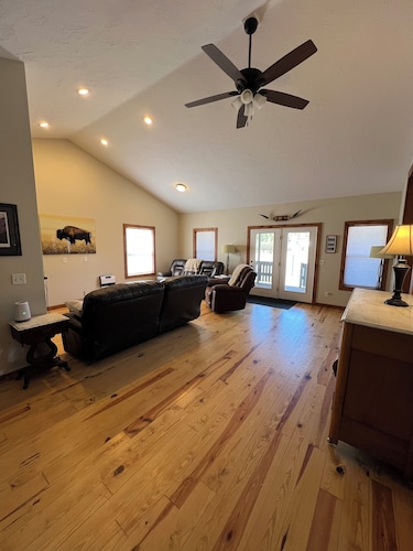 Near Stickney Creek boat launch-2 bedroom, 2 full bath house with private pond.