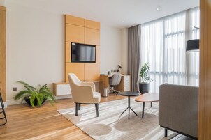 Caja de seguridad en la habitación, muebles diferentes y escritorio 