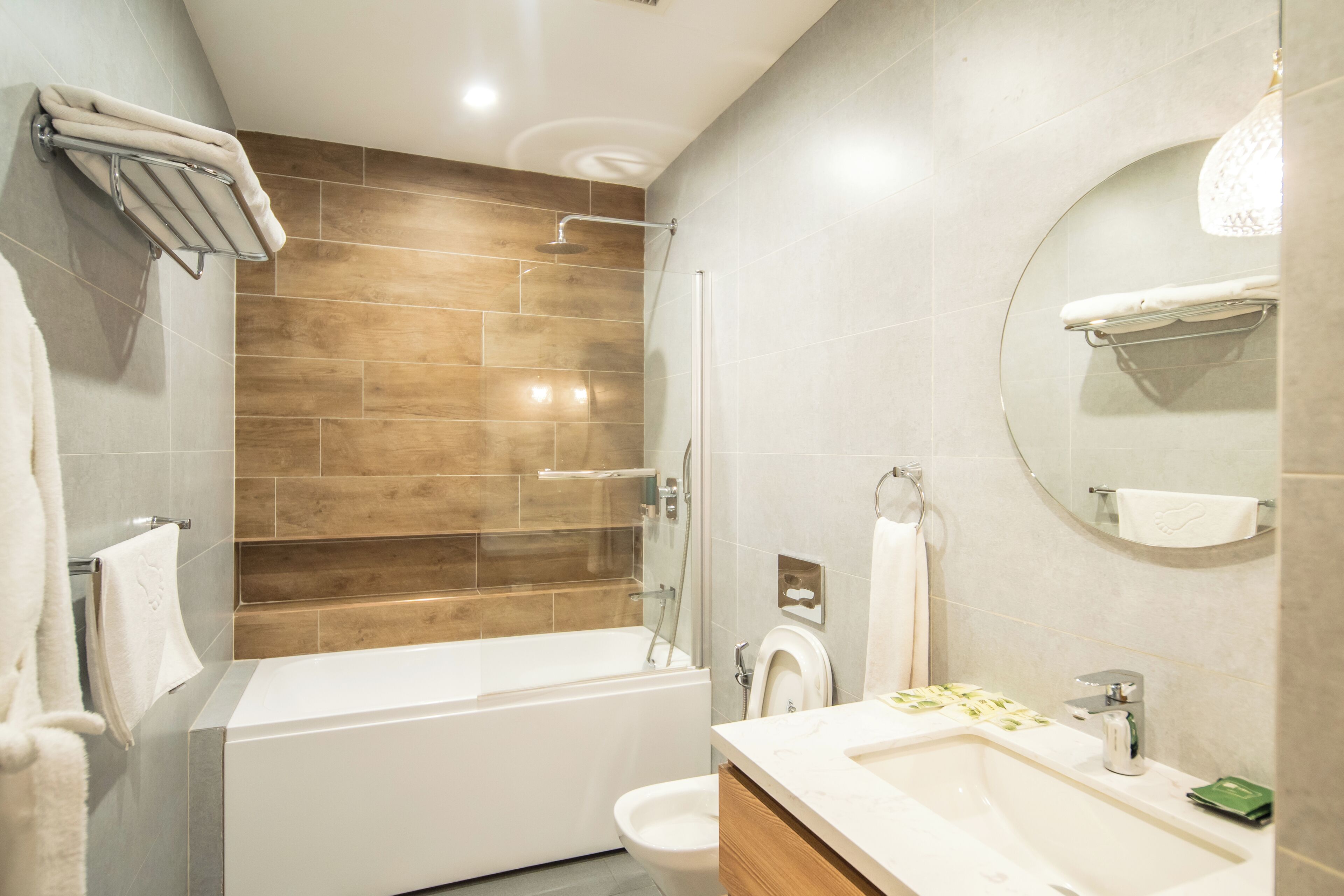 Executive suite | Badkamer | Gratis toiletartikelen, badjassen, pantoffels, handdoeken