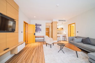 Caja de seguridad en la habitación, muebles diferentes y escritorio 