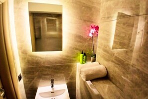 Shower, hair dryer, towels, soap - Helios Blue Villas : 3 floor Villa 125sqm Sea View (Kriopighi)
