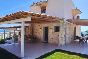 Outdoor dining - Helios Blue Villas : 3 floor Villa 125sqm Sea View (Kriopighi)