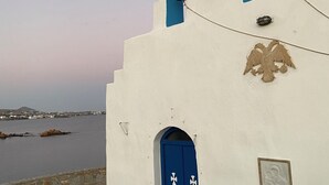 A white building with a blue door and arched windows, a bell, and a cross on top. - Villa louise, sea view, swimming pool, sleeps 12, near Drios (Drios)