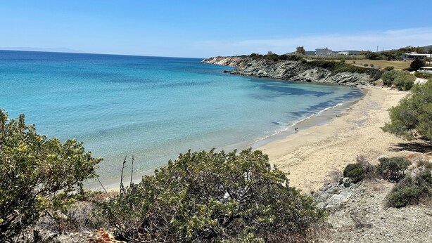 A coastal beach with clear blue water, sandy shore, and rocky cliffs. - Villa louise, sea view, swimming pool, sleeps 12, near Drios (Drios)