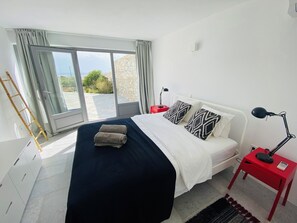 5 chambres, fer et planche à repasser, lit de bébé portatif