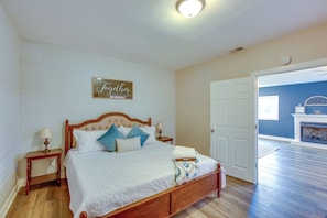 4 bedrooms, iron/ironing board, WiFi, bed sheets - Group Getaway in Cadillac MI W/ Theater Room (Cadillac)