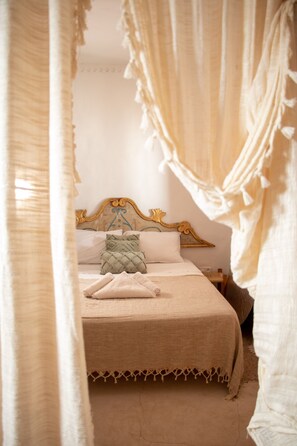 4 bedrooms, WiFi, bed sheets