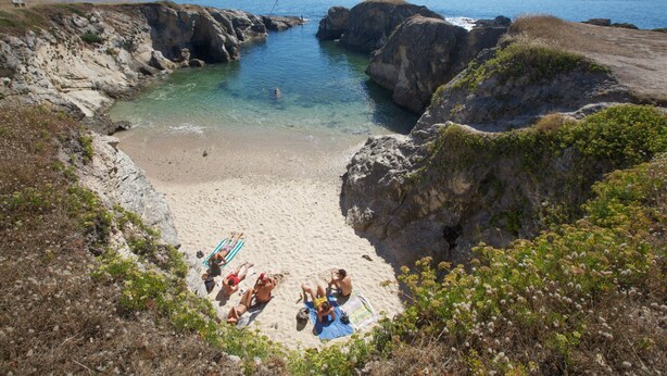 A beach with rocky cliffs and clear blue water. - L'Ecrin de l'Océan 80 m de la mer (Le Pouliguen)