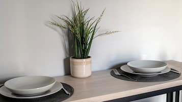 Deluxe Double Room, 1 Bedroom, Balcony, City View | In-room dining