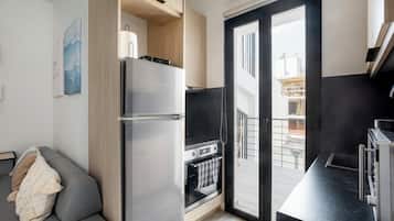 Deluxe Double Room, 1 Bedroom, Balcony, City View | Private kitchen