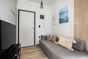 Deluxe-Doppelzimmer, 1 Schlafzimmer, Balkon, Stadtblick | Wohnbereich | 45-Zoll-Smart-TV mit Digitalempfang, Streaming-Dienste