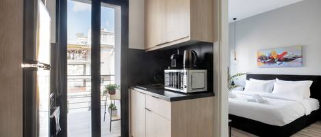 Habitación doble Deluxe, 1 habitación, balcón, vista a la ciudad | Cocina privada | Refrigerador con congelador, microondas, horno y parrilla de estufa