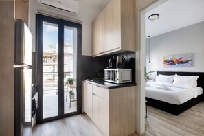 Deluxe-Doppelzimmer, 1 Schlafzimmer, Balkon, Stadtblick | Eigene Küche | Großer Kühlschrank, Mikrowelle, Ofen, Herdplatte