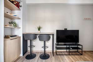 Deluxe tweepersoonskamer, 1 slaapkamer, balkon, uitzicht op stad | Dineren in de kamer