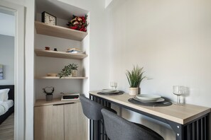 Deluxe-Doppelzimmer, 1 Schlafzimmer, Balkon, Stadtblick | Essbereich im Zimmer