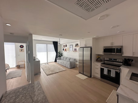 Interior. Charming 1-BR Apartment in Koreatown LA W/ Free Parking, Fitness Room, WiFi