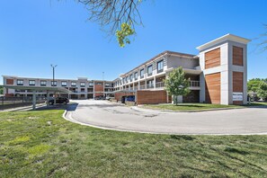 Exterior - Light Room-Sleek stylish space w/ private workspace WiFi Parking easy access (Overland Park)