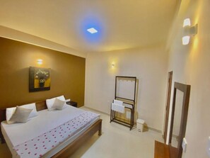 Deluxe Tek Büyük Yataklı Oda, Bahçe Manzaralı | Masa, dizüstü bilgisayar çalışma alanı, ütü/ütü masası