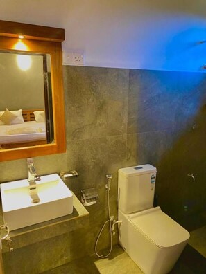 Deluxe Tek Büyük Yataklı Oda, Bahçe Manzaralı | Banyo | Ücretsiz banyo/kozmetik ürünleri, bornoz, havlu, sabun