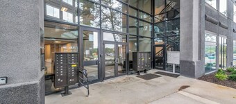 Cute place to stay with parking near the airport