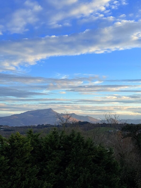 A mountainous landscape with a clear sky and scattered clouds. - Résidence Château d'Acotz (Saint-Jean-de-Luz)