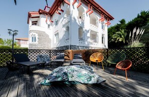 Seasonal outdoor pool, open 9:00 AM to 7:00 PM, pool loungers - Résidence Château d'Acotz (Saint-Jean-de-Luz)