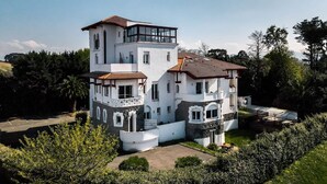 A multi-story house with a balcony, surrounded by greenery. - Résidence Château d'Acotz (Saint-Jean-de-Luz)