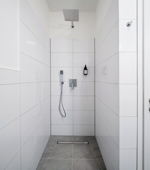 Dusj, hårføner, håndklær og såpe