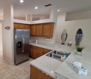 Fridge, microwave, oven, stovetop - Gorgeous lakeside villa with pool, close to Disney (Kissimmee)