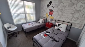 4 bedrooms, iron/ironing board, travel cot, free WiFi - Gorgeous lakeside villa with pool, close to Disney (Kissimmee)