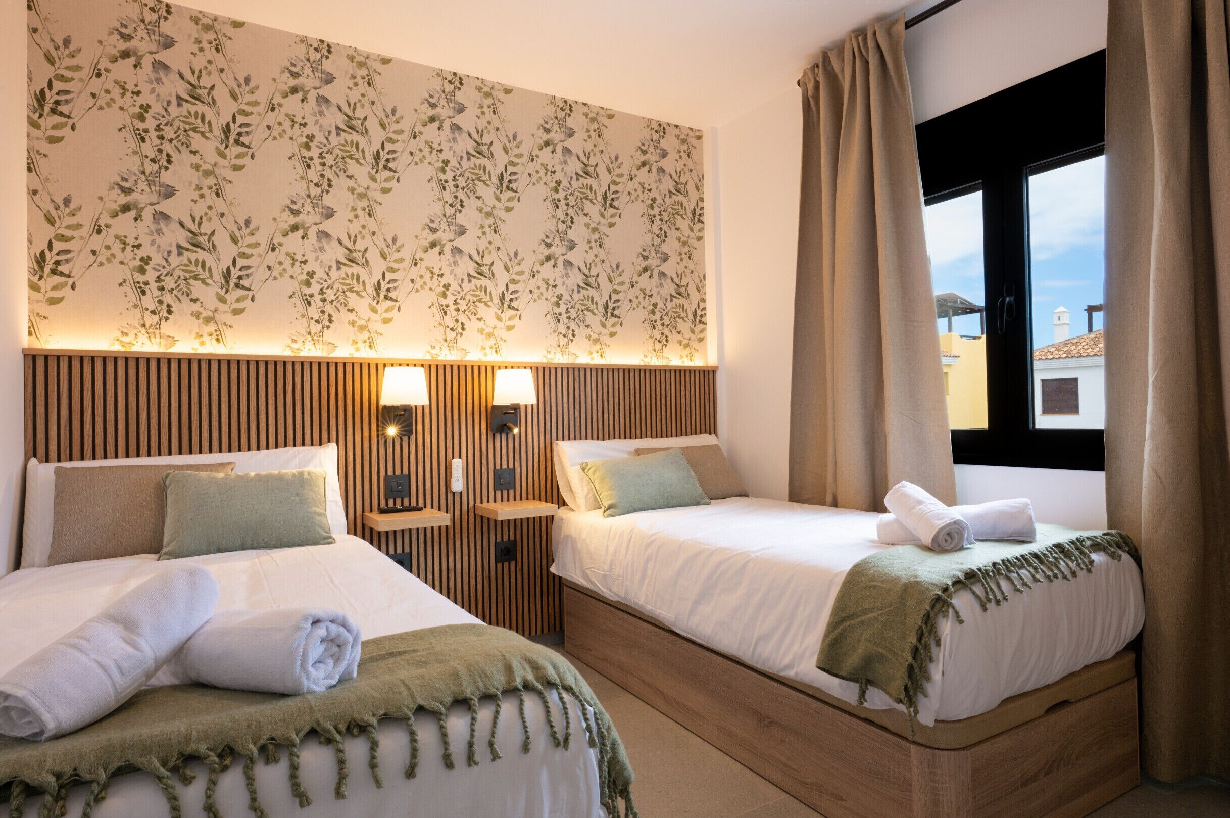 4 bedrooms, cribs/infant beds, bed sheets