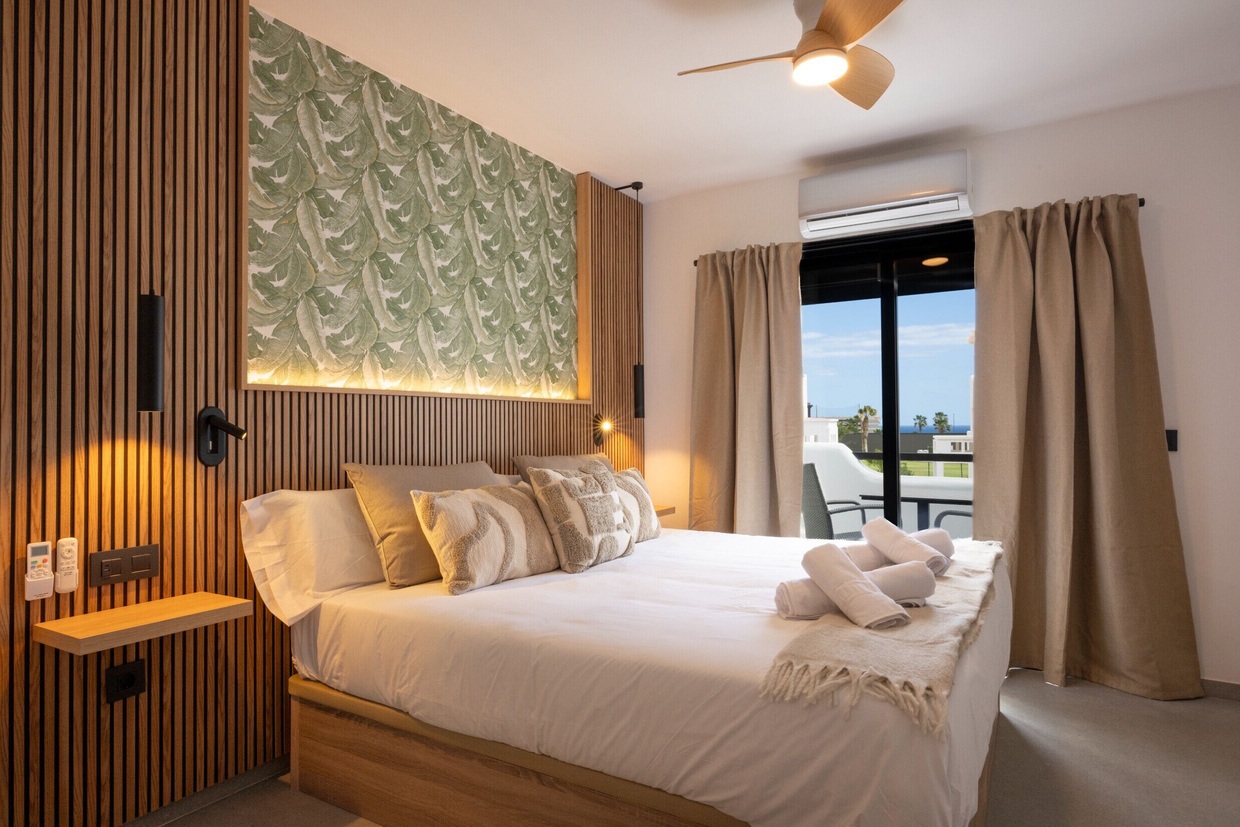 4 bedrooms, cribs/infant beds, bed sheets