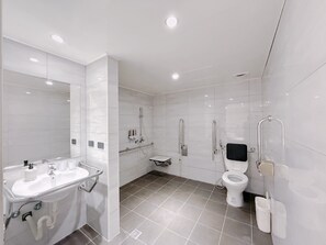 Business Twin Room, 2 Twin Beds, Non Smoking, Private Bathroom | Bathroom | Shower, free toiletries, hair dryer, slippers - At Home Hotel NanShi (Taipei)