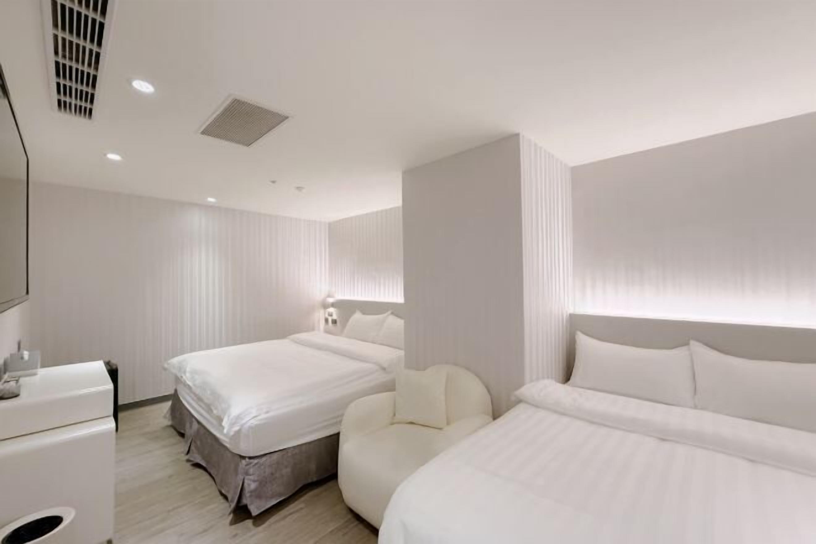 高档床上用品、羽绒被、记忆海绵床垫、办公桌