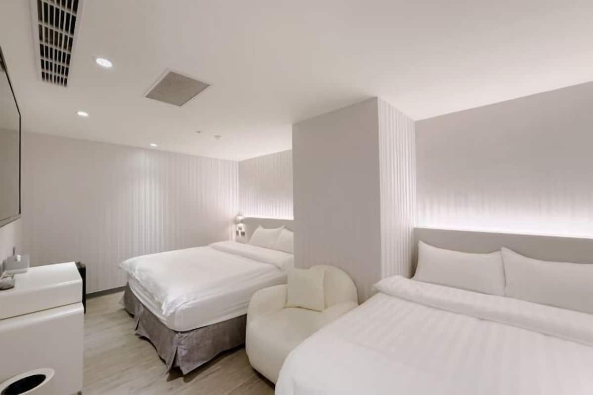 Seprai premium, selimut bulu angsa, busa memori, dan meja kerja