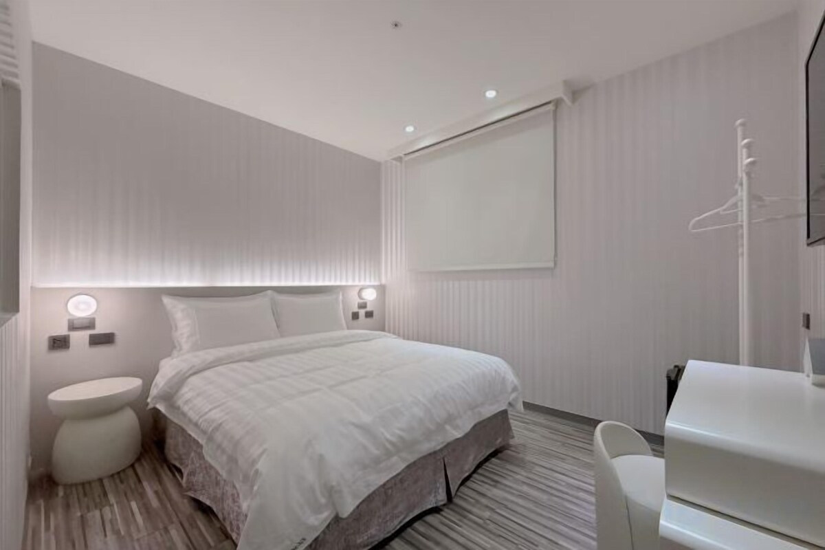 Premium bedding, down comforters, memory foam beds, desk