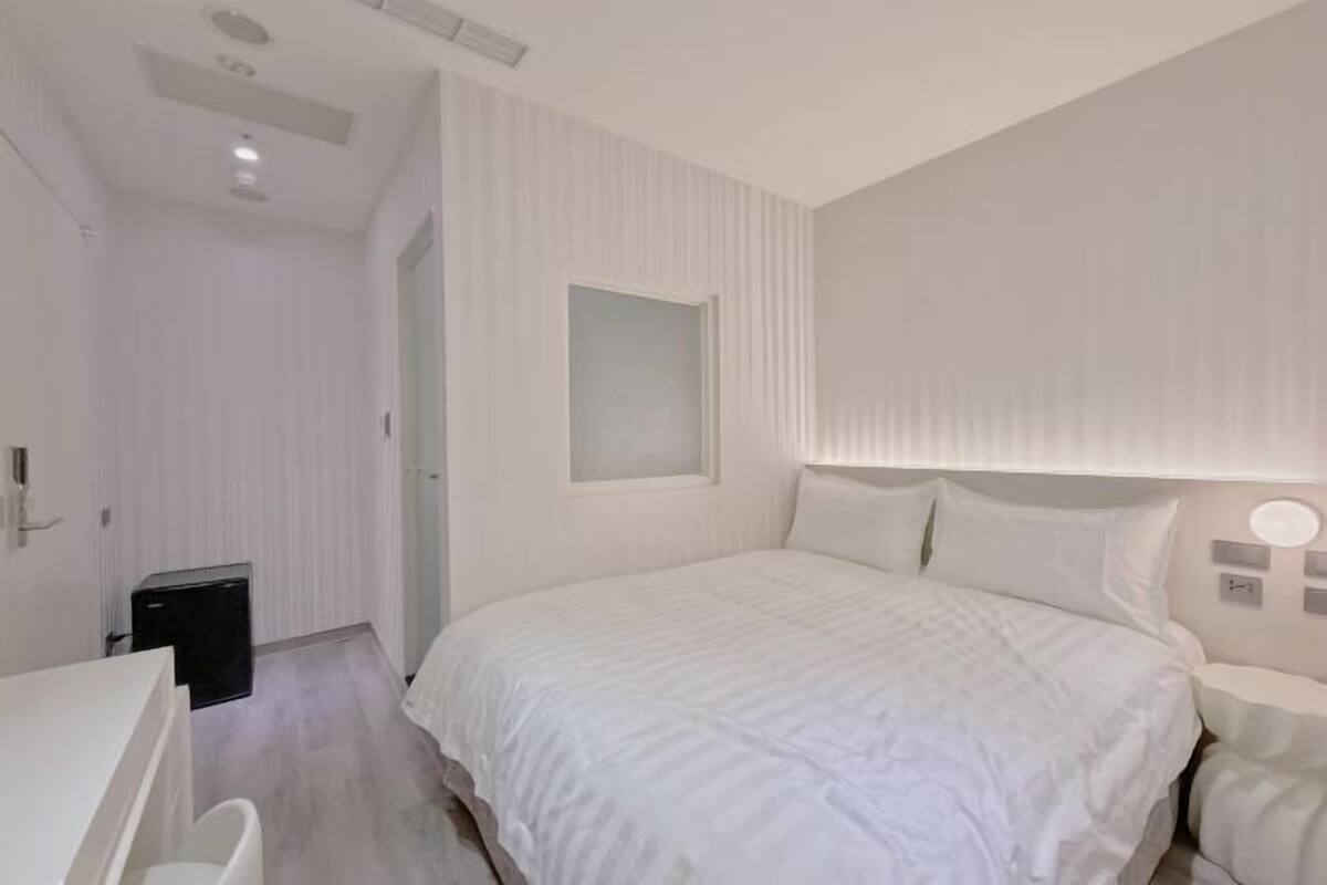 Sengetøy av topp kvalitet, dundyner, memory foam-senger og skrivebord