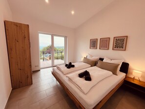 3 habitaciones, tabla de planchar con plancha y cuna de viaje 