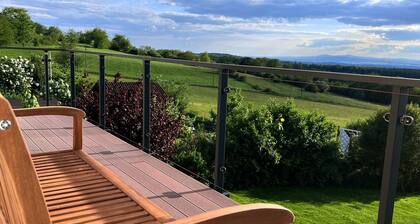 Relax with panoramic views in the Vogelsberg. With sauna and whirlpool.
