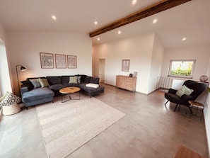Smart TV - Relax with panoramic views in the Vogelsberg. With sauna and whirlpool. (Laubach)