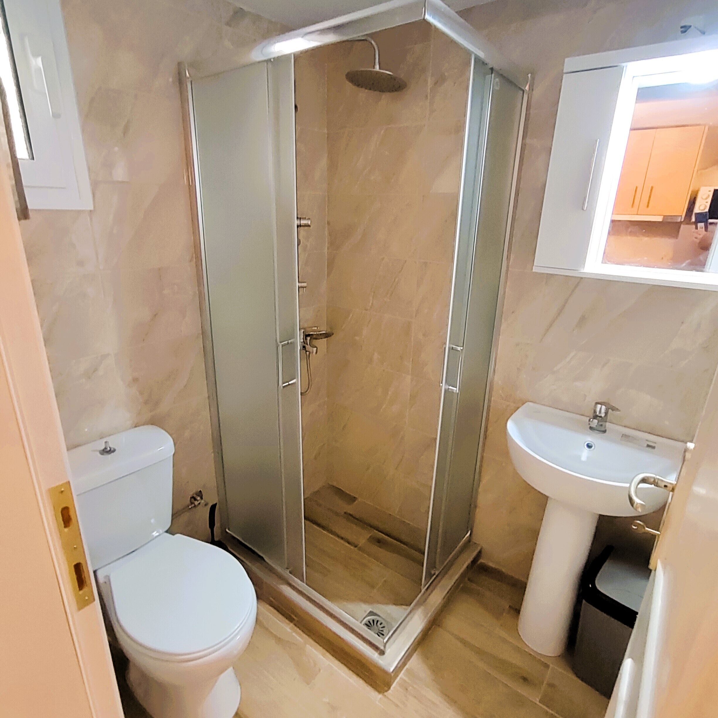 Suite Deluxe | Baño | Ducha y bañera combinadas, secador de pelo, toallas y jabón