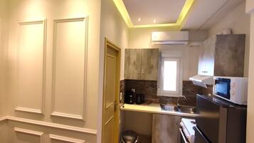 Deluxe Suite | 1 bedroom, desk, laptop workspace, blackout drapes