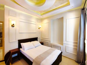 1 habitación, escritorio y espacio para trabajar con laptop 