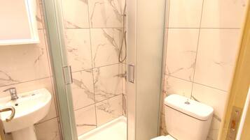 Suite Deluxe | Salle de bain | Ensemble douche/baignoire, sèche-cheveux, serviettes fournies, savon