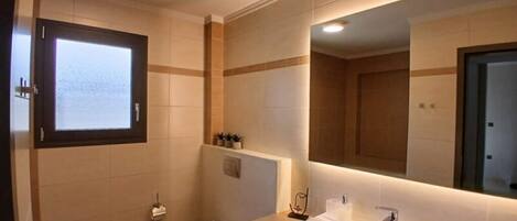 Dusche, Haartrockner, Handtücher, Seife